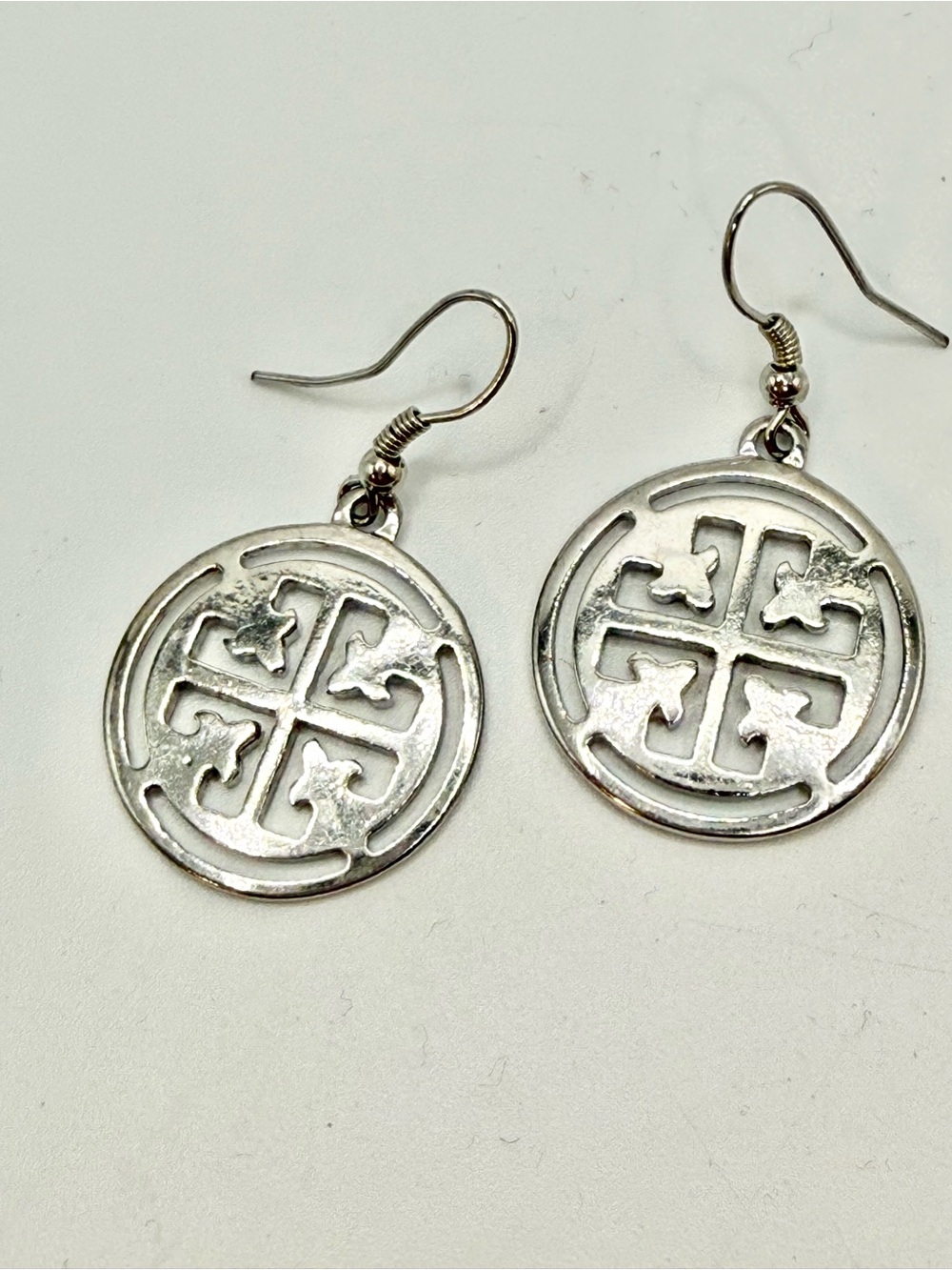 TORY BURCH LOGO SILVER
TONE CIRCLE DANGLE
EARRINGS